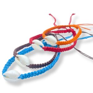 Pulsera de la amistad de cordón beige trenzado con una concha de cauri, en la muñeca; se envía una, de color al azar