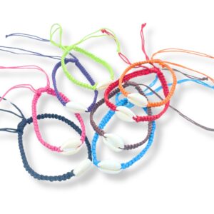 Pulsera de la amistad de cordón beige trenzado con una concha de cauri, en la muñeca; se envía una, de color al azar