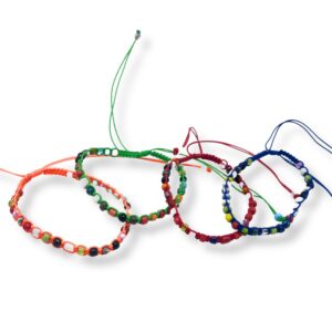 Cuatro pulseras de la amistad de macramé con mini cuentas de colores, en cordón naranja, verde, rojo y azul; se envía una, de color al azar
