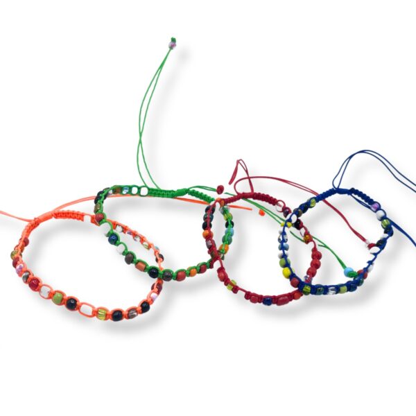 Cuatro pulseras de la amistad de macramé con mini cuentas de colores, en cordón naranja, verde, rojo y azul; se envía una, de color al azar