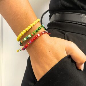 Cuatro pulseras de la amistad de macramé con mini cuentas de colores, en cordón naranja, verde, rojo y azul; se envía una, de color al azar