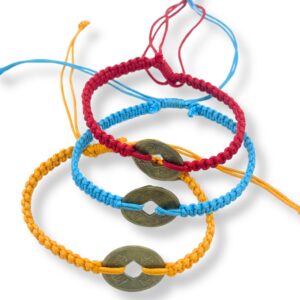 Tres pulseras de la amistad trenzadas en rojo, azul y amarillo con moneda china en el centro; se envía una, de color al azar