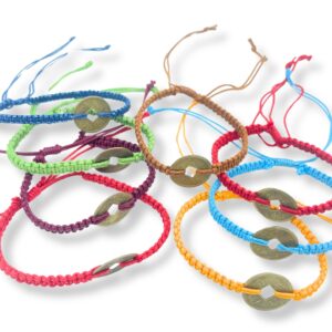 Tres pulseras de la amistad trenzadas en rojo, azul y amarillo con moneda china en el centro; se envía una, de color al azar