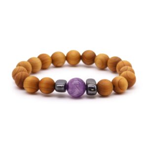 Pulsera de cuentas de madera de cedro con una cuenta de amatista violeta entre dos cubos grises