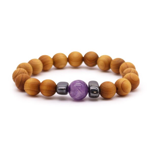 Pulsera de cuentas de madera de cedro con una cuenta de amatista violeta entre dos cubos grises