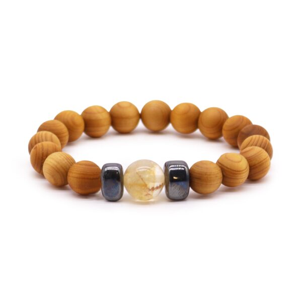 Pulsera de cuentas de madera de cedro con una cuenta de citrino amarillo pálido entre dos cubos grises