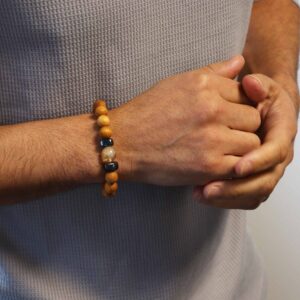 Pulsera de cuentas de madera de cedro con una cuenta de citrino amarillo pálido entre dos cubos grises