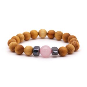 Pulsera de cuentas de madera de cedro con una cuenta de cuarzo rosa entre dos cubos grises