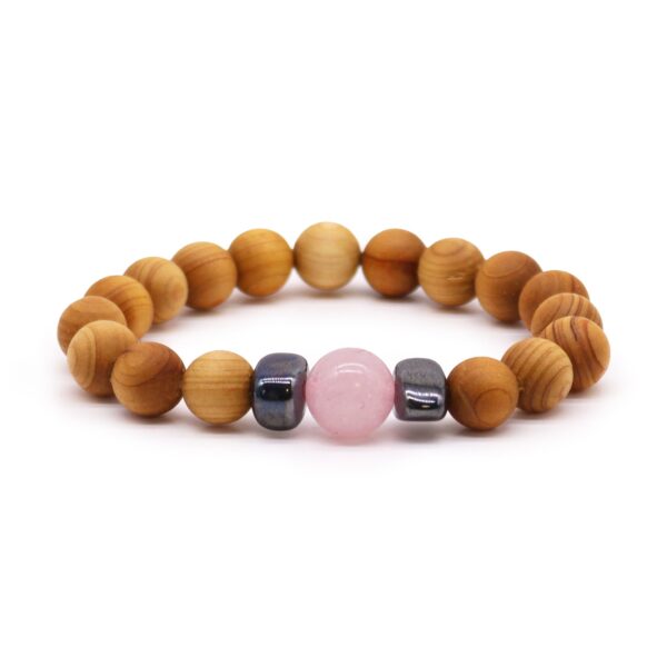 Pulsera de cuentas de madera de cedro con una cuenta de cuarzo rosa entre dos cubos grises