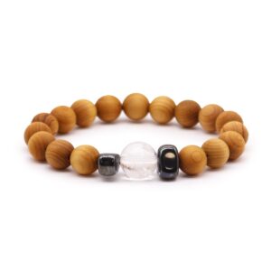 Pulsera de cuentas de madera de cedro con una cuenta de cuarzo transparente entre dos cubos grises