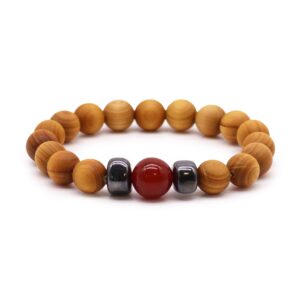 Pulsera de cuentas de madera de cedro con una cuenta de jaspe rojo entre dos cubos grises