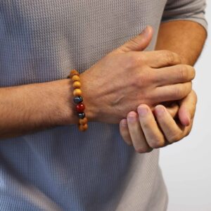 Pulsera de cuentas de madera de cedro con una cuenta de jaspe rojo entre dos cubos grises