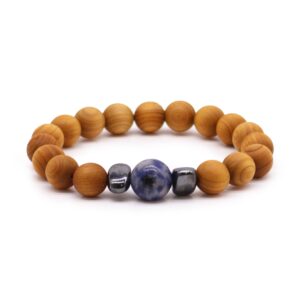 Pulsera de cuentas de madera de cedro con una cuenta de sodalita azul con vetas blancas