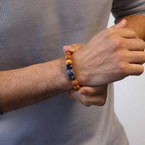 Pulsera de cuentas de madera de cedro con una cuenta de sodalita azul con vetas blancas