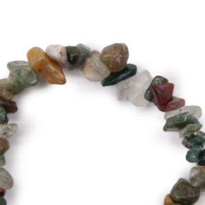 Pulsera elástica de lascas de ágata musgo en verdes, rojizos, miel y translúcidos sobre fondo blanco