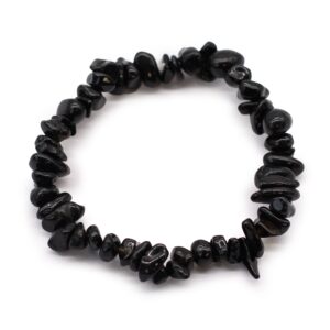 Pulsera elástica de lascas de ágata negra pulidas y brillantes sobre fondo blanco
