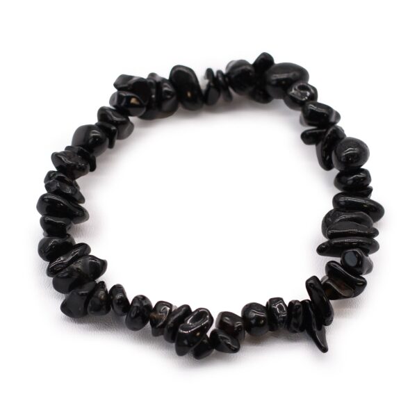 Pulsera elástica de lascas de ágata negra pulidas y brillantes sobre fondo blanco