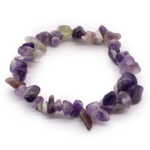 Pulsera elástica de lascas de amatista pulidas en tonos violeta y lila sobre fondo blanco