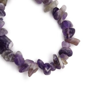 Pulsera elástica de lascas de amatista pulidas en tonos violeta y lila sobre fondo blanco