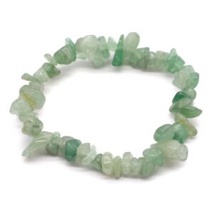 Pulsera elástica de lascas de aventurina verde pulidas en tonos verde menta sobre fondo blanco