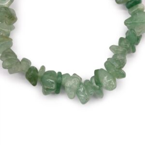 Pulsera elástica de lascas de aventurina verde pulidas en tonos verde menta sobre fondo blanco