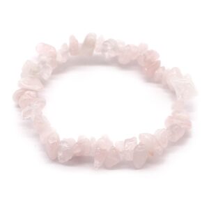 Pulsera elástica de lascas de cuarzo rosa pulidas en tonos rosa pálido sobre fondo blanco