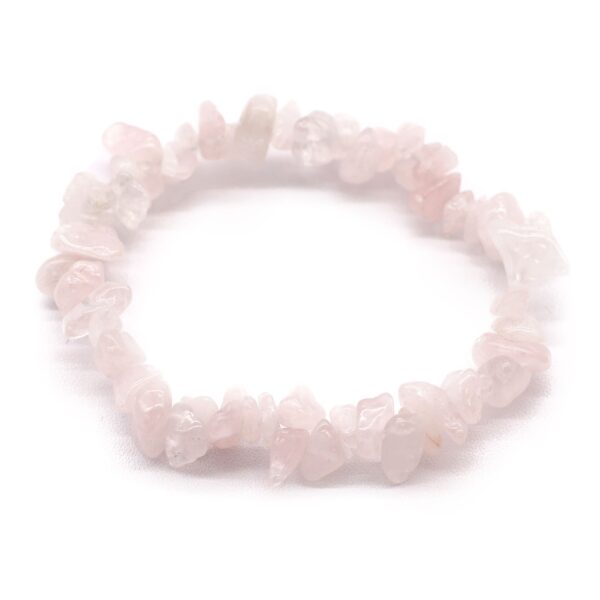 Pulsera elástica de lascas de cuarzo rosa pulidas en tonos rosa pálido sobre fondo blanco