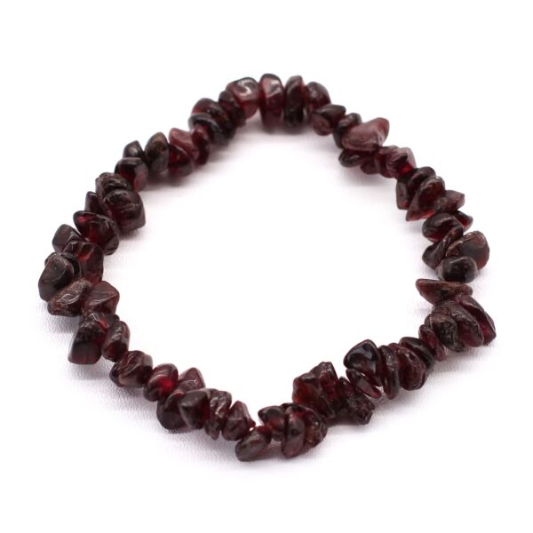 Pulsera elástica de lascas de granate pulidas de color rojo vino oscuro sobre fondo blanco