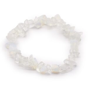 Pulsera elástica de lascas de opalita, vidrio opalescente blanco y transparente, sobre fondo blanco