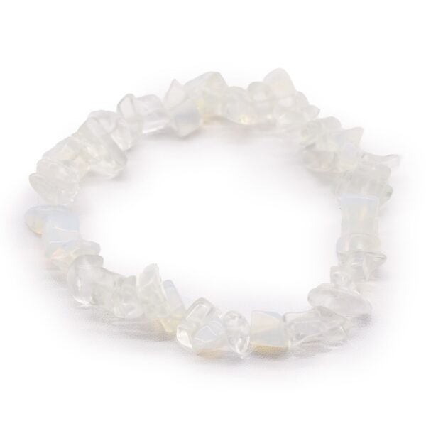 Pulsera elástica de lascas de opalita, vidrio opalescente blanco y transparente, sobre fondo blanco