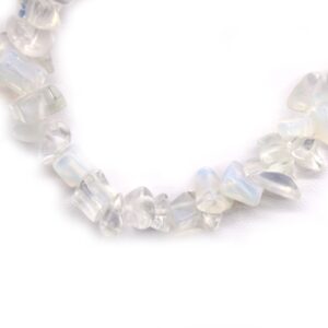 Pulsera elástica de lascas de opalita, vidrio opalescente blanco y transparente, sobre fondo blanco