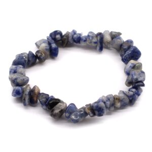 Pulsera elástica de lascas de sodalita azul con manchas blancas y grises sobre fondo blanco