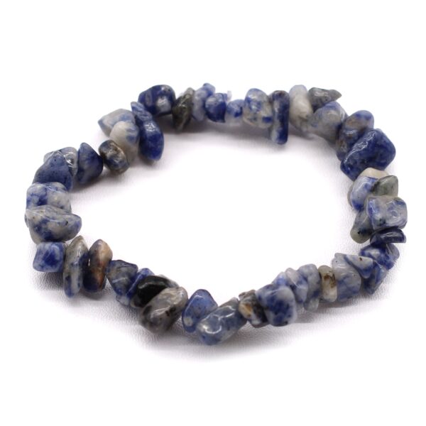 Pulsera elástica de lascas de sodalita azul con manchas blancas y grises sobre fondo blanco