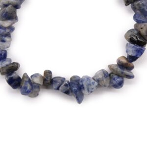 Pulsera elástica de lascas de sodalita azul con manchas blancas y grises sobre fondo blanco