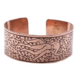 Pulsera abierta de cobre con una pareja entrelazada grabada entre remolinos