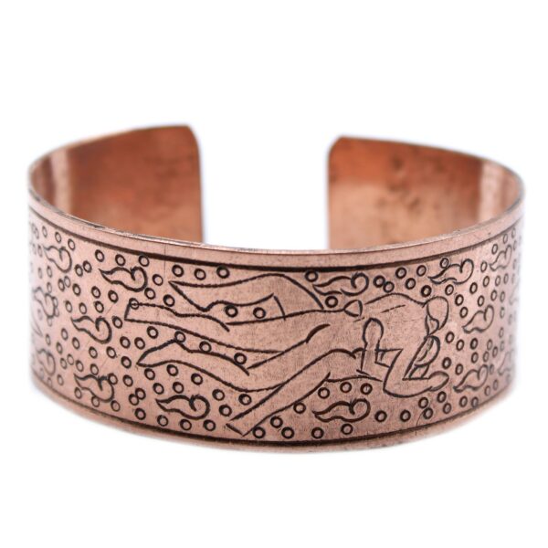 Pulsera abierta de cobre con una pareja entrelazada grabada entre remolinos