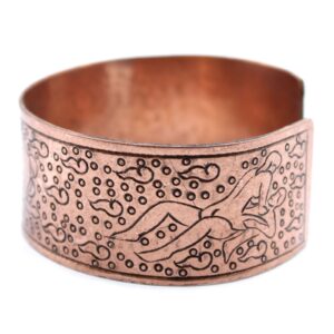 Pulsera abierta de cobre con una pareja entrelazada grabada entre remolinos