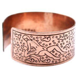 Pulsera abierta de cobre con una pareja entrelazada grabada entre remolinos
