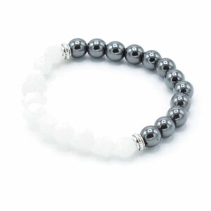 Pulsera de cuentas facetadas de cuarzo blanco lechoso y cuentas magnéticas grises con separadores plateados