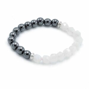 Pulsera de cuentas facetadas de cuarzo rosa muy pálido y cuentas magnéticas grises con dos separadores plateados