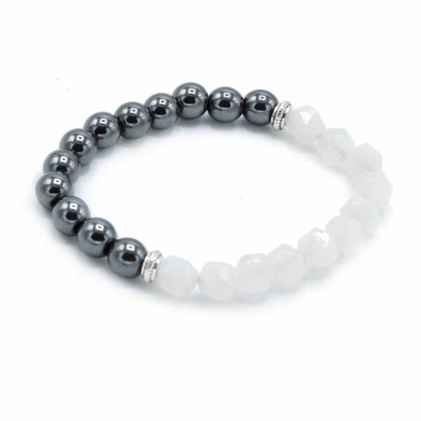 Pulsera de cuentas facetadas de cuarzo rosa muy pálido y cuentas magnéticas grises con dos separadores plateados