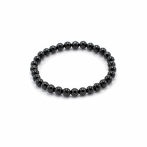 Pulsera de cuentas redondas negras y brillantes de ágata, elástica, fotografiada sobre blanco