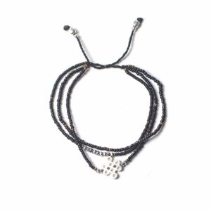 Pulsera de tres hileras de cuentas negras con un nudo sin fin plateado y cordón negro ajustable