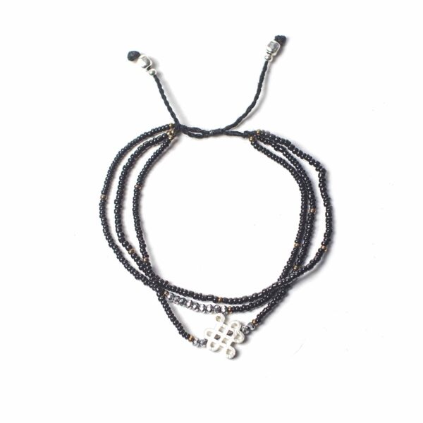 Pulsera de tres hileras de cuentas negras con un nudo sin fin plateado y cordón negro ajustable