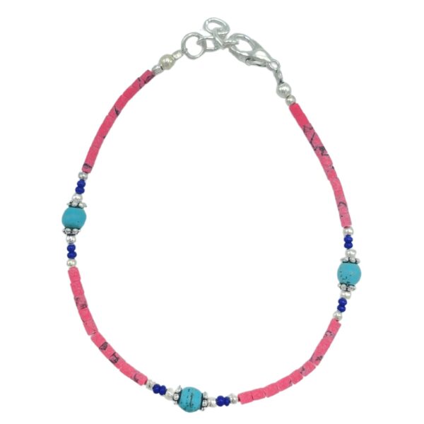 Pulsera de tubitos rosa coral con vetas oscuras y tres cuentas redondas color turquesa entre rondeles plateados, sobre fondo blanco