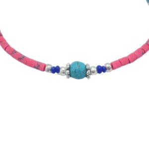 Pulsera de tubitos rosa coral con vetas oscuras y tres cuentas redondas color turquesa entre rondeles plateados, sobre fondo blanco
