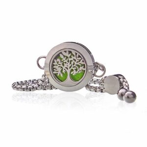 Pulsera de cadena de acero con medallón difusor redondo con el árbol de la vida calado sobre fieltro verde