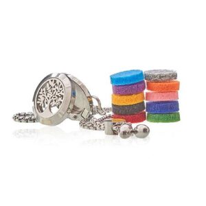 Pulsera de cadena de acero con medallón difusor redondo con el árbol de la vida calado sobre fieltro verde