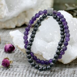 Pulsera doble de cuentas de amatista y de hematita magnética unidas por un tubo con un árbol de la vida