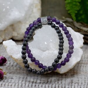 Pulsera doble de cuentas de amatista y de hematita magnética unidas por un tubo con un árbol de la vida